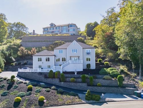 207 Eileen Dr, Cedar Grove, NJ, 07009-1351 | Card Image