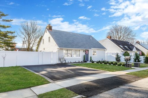 616 Kenmore Ave, Copiague, NY, 11726-3706 | Card Image