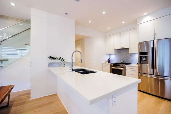 228 E 12th Street, Townhouse with 5 bedrooms, 4 bathrooms and 1 parking in North Vancouver BC | Image 2