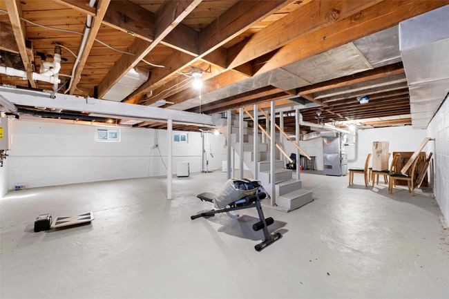 Workout room with heating unit | Image 32