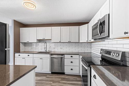 2e-1919 N Summit Ave, Milwaukee, WI, 53202-1378 | Card Image