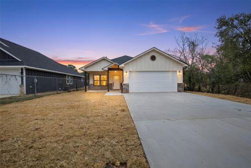 928 Duckenfield Ave, Tyler, TX, 75701-1035 | Card Image