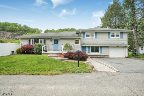 22 Federal Hill Rd, Pompton Lakes, NJ, 07442-2000 | Card Image