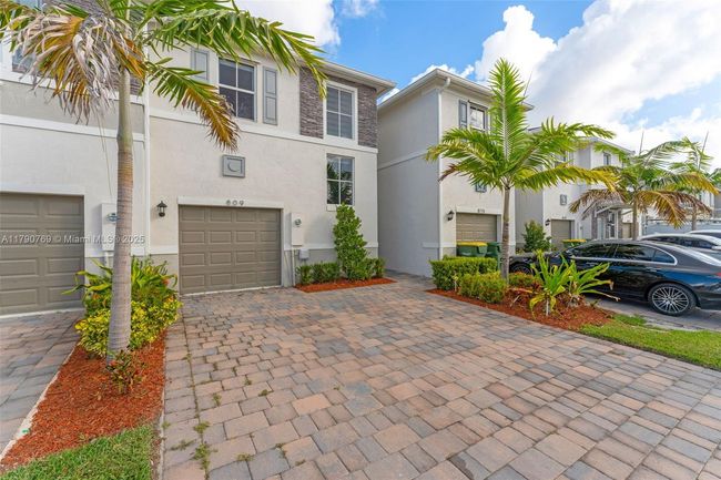 809 Se 16 Th Ct, Townhouse with 3 bedrooms, 3 bathrooms and null parking in Homestead FL | Image 43