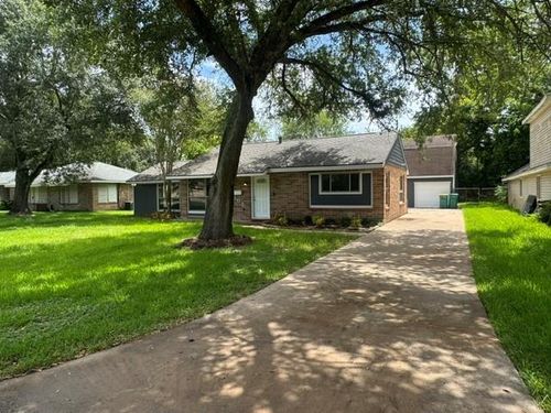 1607 W Houston Dr, La Marque, TX, 77568-5021 | Card Image
