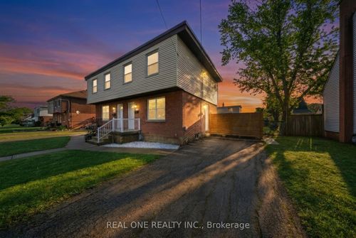 24 Sumach St, Hamilton, ON, L8H6P8 | Card Image