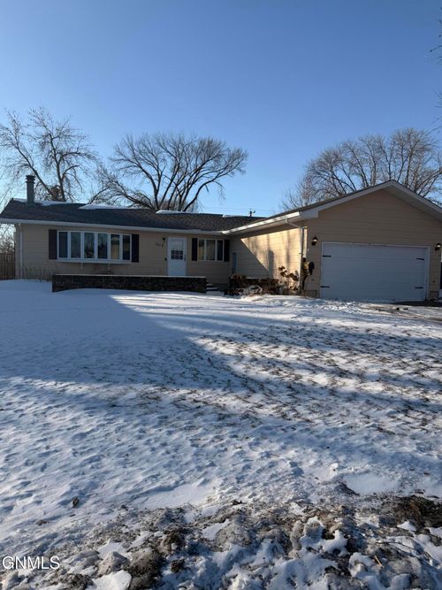 1513 5 1/2 Ave Ne, Jamestown, ND, 58401-2633 | Card Image