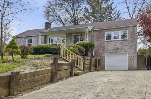 3232 Bears Den Rd, Youngstown, OH, 44511-2902 | Card Image