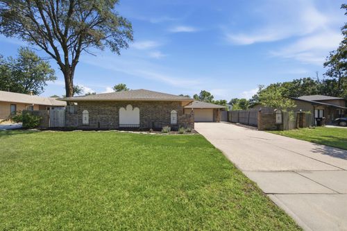 8401 E Lincoln St, Wichita, KS, 67207-3241 | Card Image