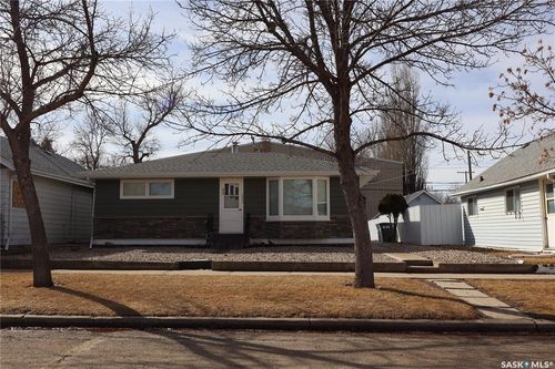 302 3rd Avenue E, Assiniboia, SK, S0H0B0 | Card Image