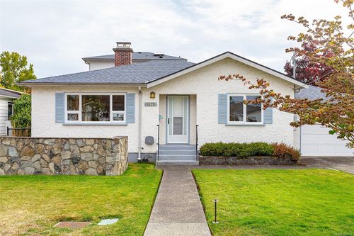 1679 Freeman Ave, Saanich, BC, V8P1P5 | Card Image