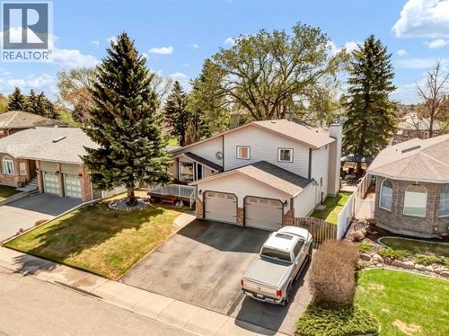 79 Fairview Way E, Brooks, AB, T1R0N6 | Card Image