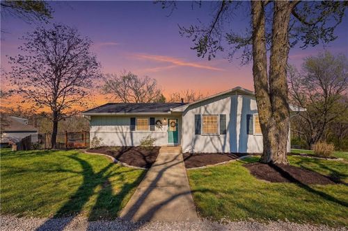 7823 Woodland Dr, Shawnee, KS, 66218-9771 | Card Image