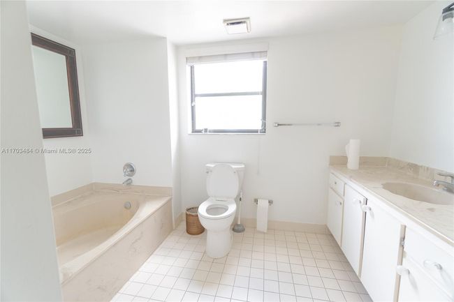 APT-402 - 20840 San Simeon Way, Condo with 2 bedrooms, 2 bathrooms and null parking in Miami FL | Image 9