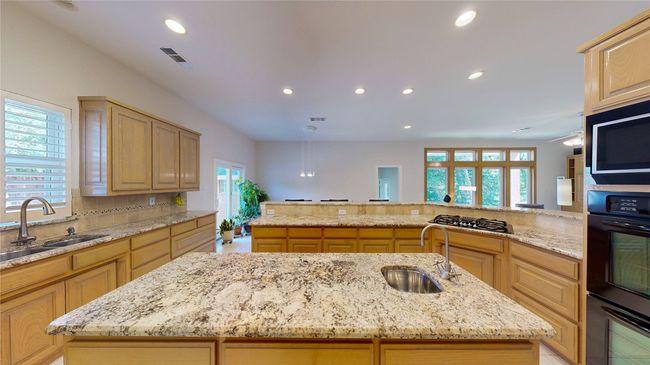 Kitchen island with sink and 4-Burner gas cooktop | Image 14