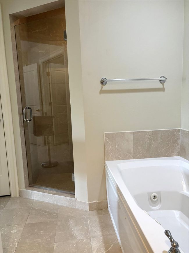 Jacuzzi and Shower on the Master Bathroom | Image 12
