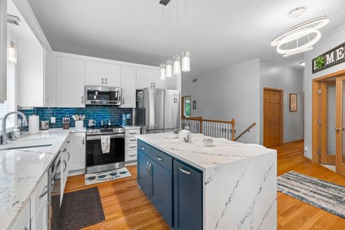 2211 Glacier Way, Hastings, MN, 55033-3748 | Card Image