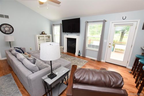 2352 Shadycroft Dr, Burton, MI, 48519-1242 | Card Image