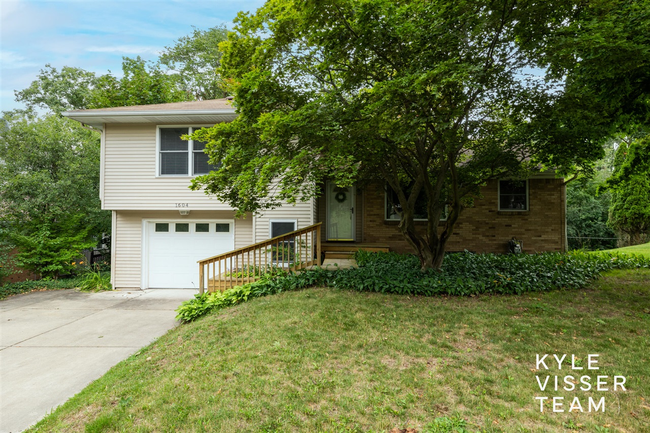 Woodcliff Ave, Grand Rapids, MI 49506