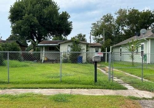 429 17th Ave N, Texas City, TX, 77590-6208 | Card Image