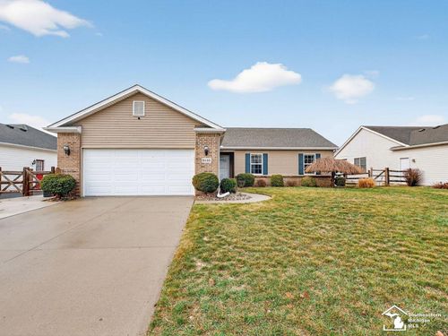 9135 Village Meadows Dr, Temperance, MI, 48182-8810 | Card Image
