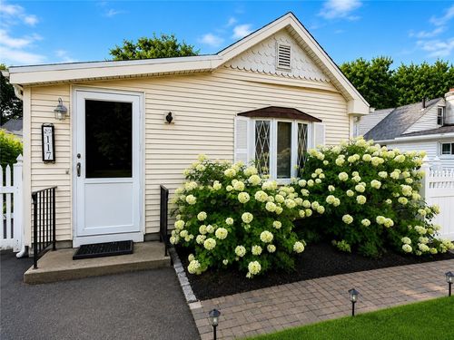 117 Namquid Dr, Warwick, RI, 02888-5600 | Card Image