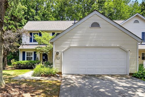 5815 Pineview Ln, Willoughby, OH, 44094-3046 | Card Image