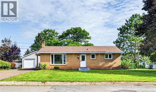 10 Kingsway Cres, House with 3 bedrooms, 2 bathrooms and null parking in Moncton NB | Card Image