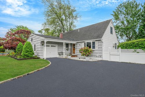 40 Mark Dr, Holbrook, NY, 11741-5811 | Card Image