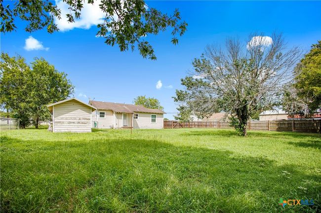 704 Maple St, House other with 2 bedrooms, 1 bathrooms and null parking in Yoakum TX | Image 12