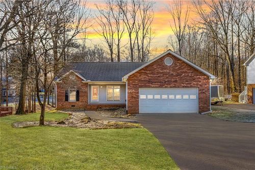 5900 Cottonwood Ln, Winston Salem, NC, 27103-9715 | Card Image