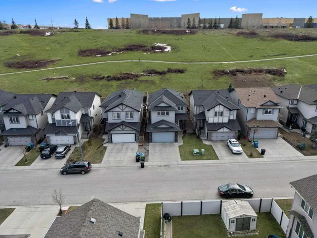 114 Sherwood Mews Nw, Home with 3 bedrooms, 2 bathrooms and 4 parking in Calgary AB | Image 2