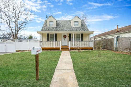 72 Crown St, Deer Park, NY, 11729-6921 | Card Image