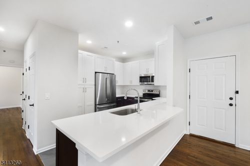 apt-214-50 Maple Ave, Springfield, NJ, 07081-1324 | Card Image