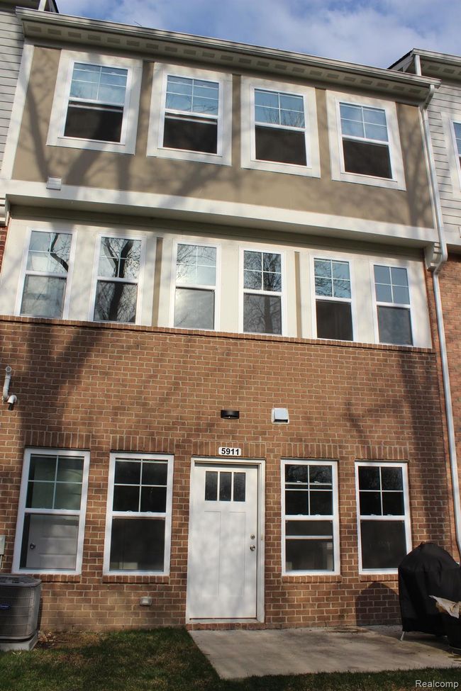 5911 Picall Dr, Condo with 3 bedrooms, 3 bathrooms and null parking in Troy MI | Image 6