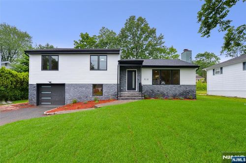 15-22 Radburn Rd, Fair Lawn, NJ, 07410-4400 | Card Image
