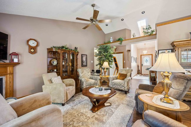 35 Frances Dr, House other with 6 bedrooms, 3 bathrooms and 4 parking in Forest ON | Image 5