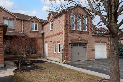 82 Mosley Cres, Brampton, ON, L6Y5C8 | Card Image