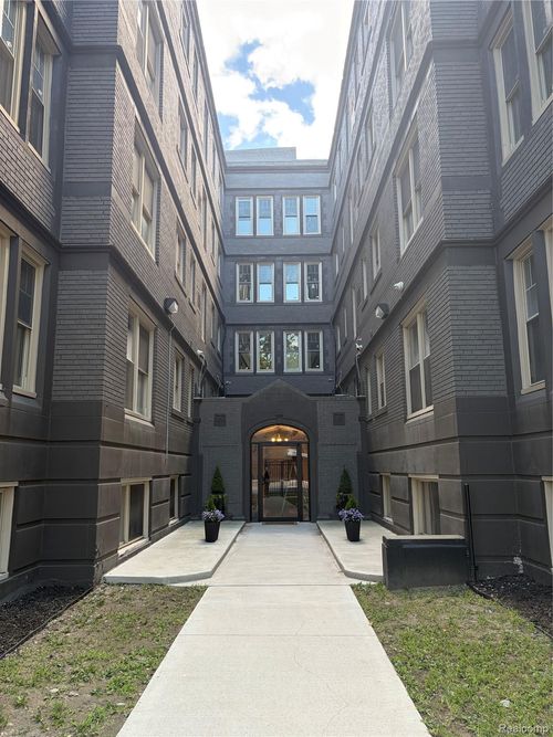 30 E Philadelphia St, Detroit, MI, 48202-2227 | Card Image