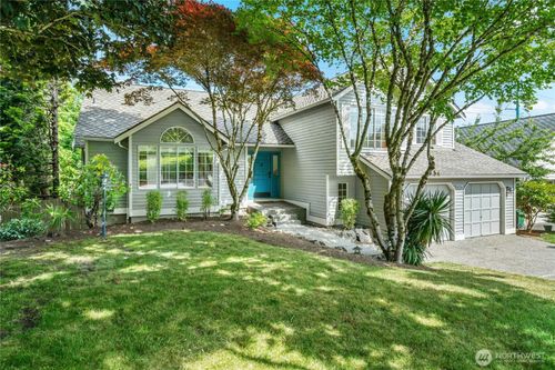 8226 128th Ave Se, Newcastle, WA, 98056-1752 | Card Image