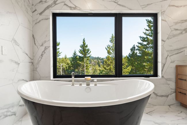 Soaking Bathtub | Image 23