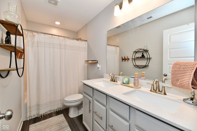 Hallway bathroom - double vanity | Image 60
