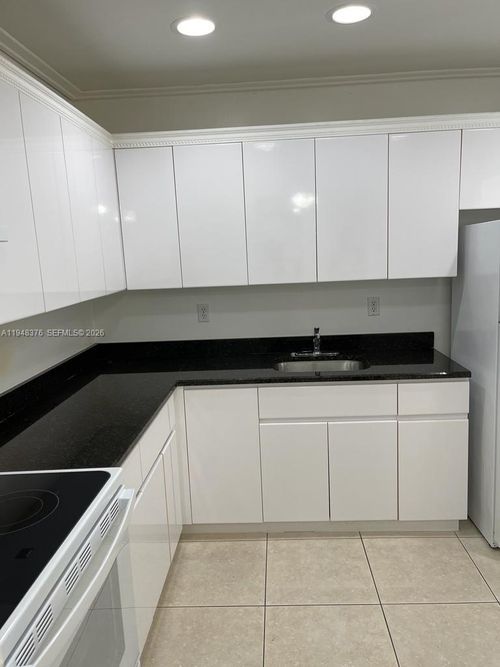 apt-12-724 Ne 4th St, Hallandale Beach, FL, 33009-3576 | Card Image