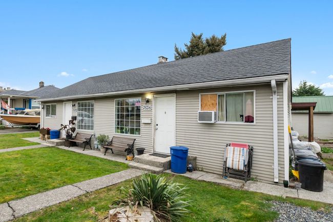 7528 Sharpe Street, Home with 2 bedrooms, 2 bathrooms and 4 parking in Mission BC | Image 2