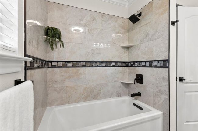 Upstairs Bathroom | Image 31