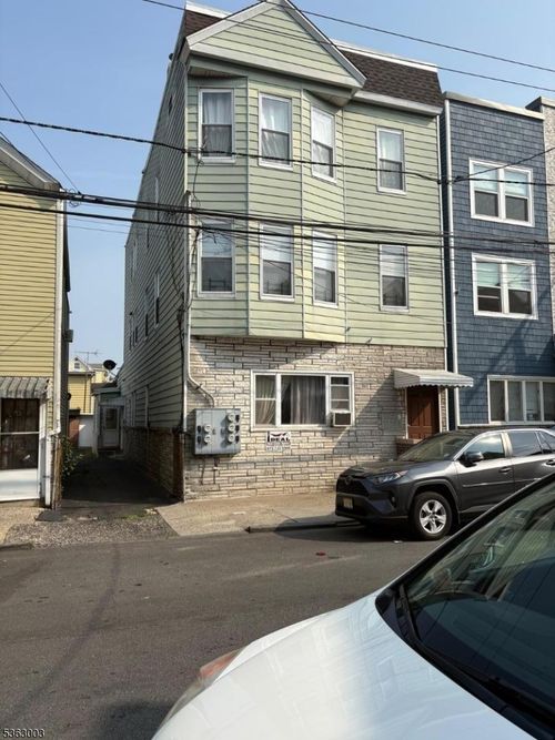 39 Houston St, Newark, NJ, 07105-3066 | Card Image