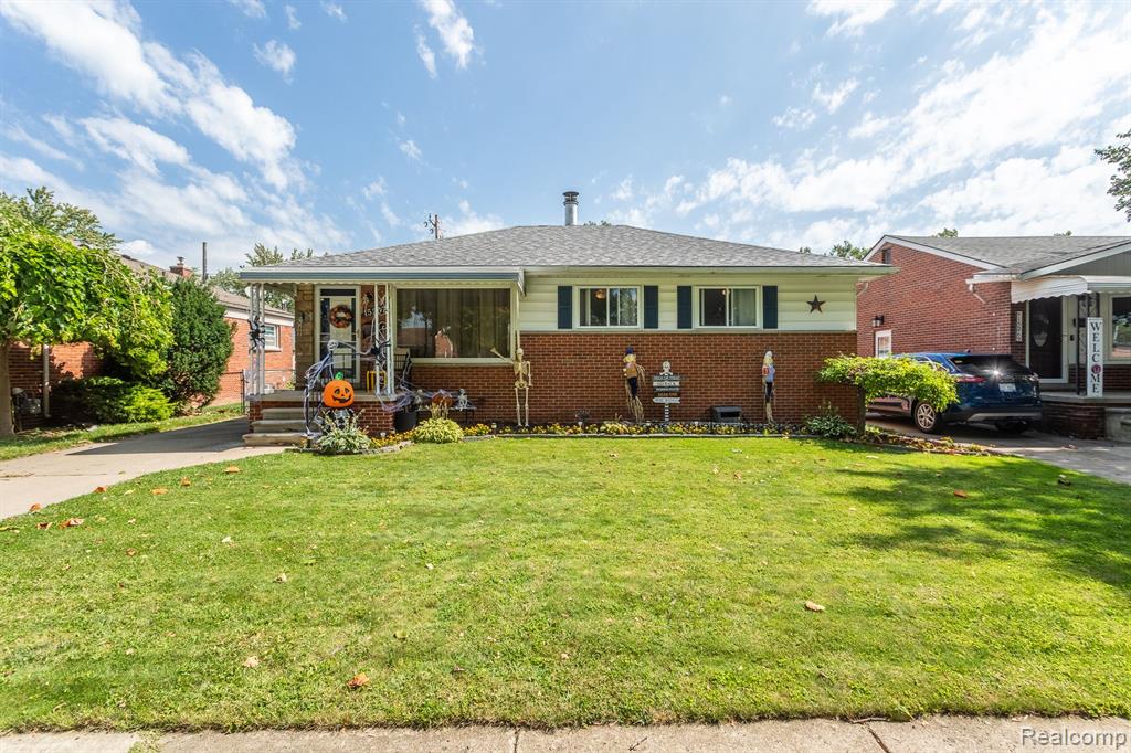 Cynthia St, Southgate, MI 48195