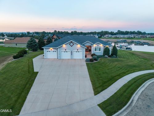 4008 Beachfront Pl Se, Mandan, ND, 58554-6346 | Card Image