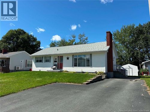 377 Sunset Ave, House with 4 bedrooms, 2 bathrooms and null parking in Miramichi NB | Card Image