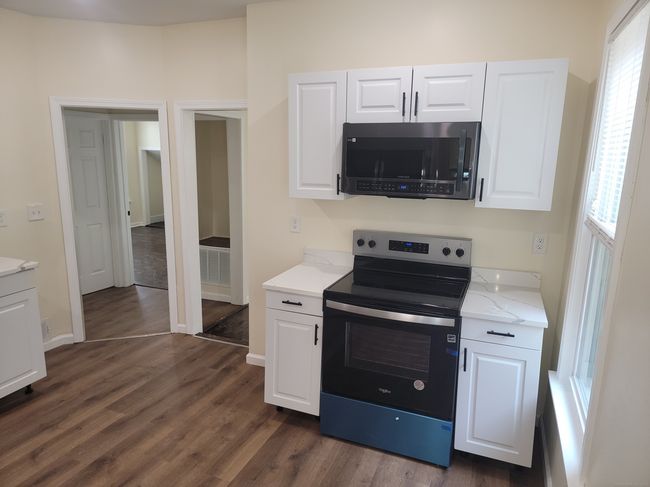 FL-1ST - 147 Edgewood St, Home with 3 bedrooms, 1 bathrooms and 1 parking in Hartford CT | Image 9